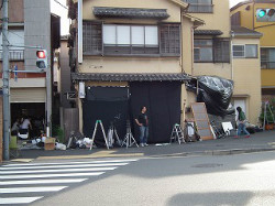 夜の店内の撮影ということで暗幕を張りめぐらして物々しい雰囲気！